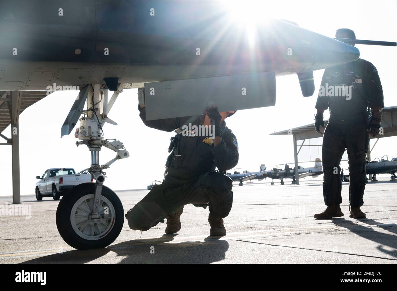 STATI UNITI Julian Flores (a sinistra), 1st pilota studente Squadron 47th e 1st pilota istruttore Gabriel Martinez (a destra), 87th pilota istruttore di Flying Training Squadron, ispezionare ogni parte di un velivolo T-38 Talon per assicurarsi che sia adatto per il volo alla base dell'aeronautica militare di Laughlin, Texas, 25 luglio 2022. Laughlin allena il maggior numero di piloti di qualsiasi base di addestramento nell'Aeronautica militare e si dedica alla produzione di Airmen, leader e piloti pronti al combattimento. Foto Stock