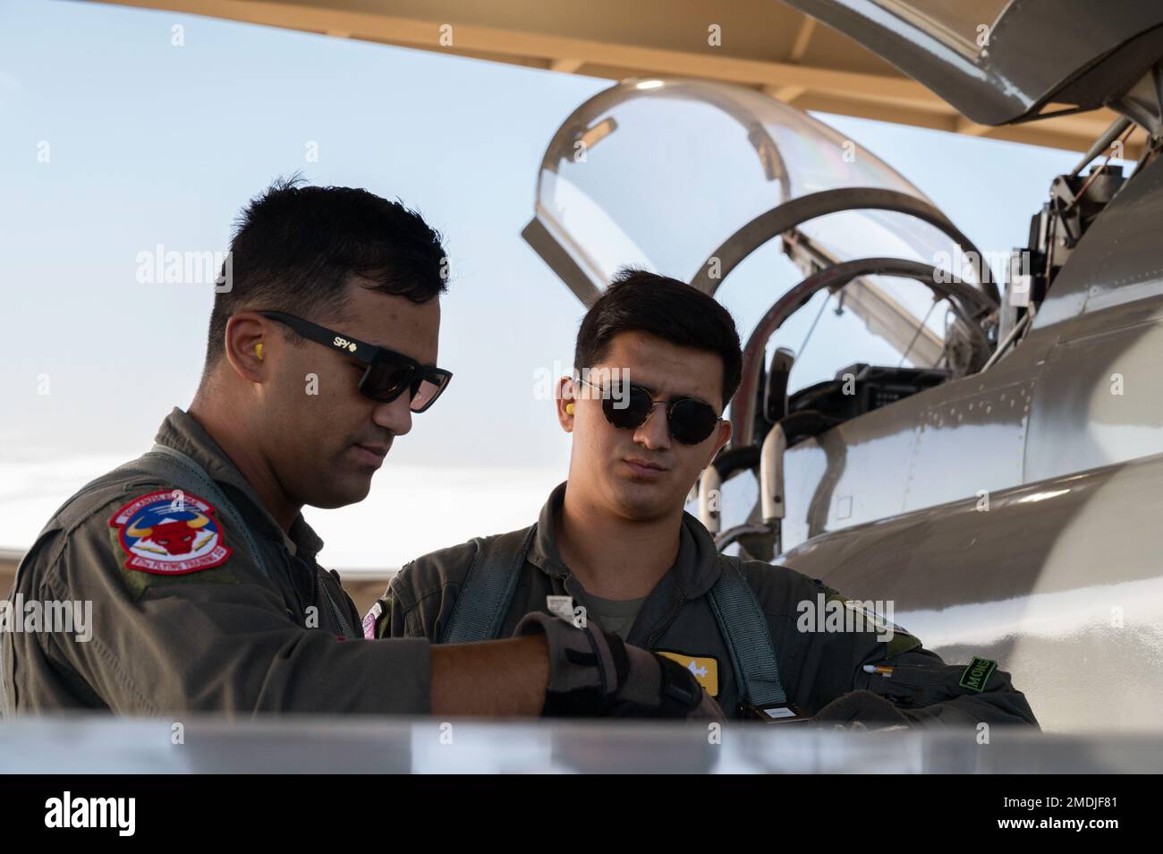 STATI UNITI Julian Flores (a destra), 1st studente pilota Squadron 47th e 1st docente pilota Gabriel Martinez (a sinistra), 87th pilota istruttore di Flying Training Squadron, hanno in programma un volo T-38 Talon presso la base dell'aeronautica militare di Laughlin, Texas, 25 luglio 2022. Laughlin allena il maggior numero di piloti di qualsiasi base di addestramento nell'Aeronautica militare e si dedica alla produzione di Airmen, leader e piloti pronti al combattimento. Foto Stock