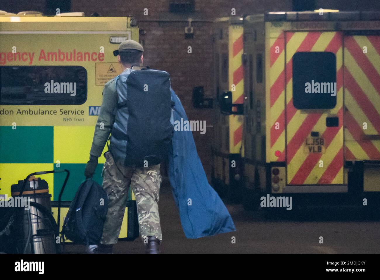 Londra, Regno Unito. 23rd Jan, 2023. Un soldato passa i preparativi per il prossimo attacco di ambulanza con una flotta di veicoli parcheggiati, sotto copertura, presso le caserme di Wellington pronti per essere guidati da personale dell'esercito che fornisce copertura di emergenza per gli scioperi. Fa parte della risposta allo sciopero organizzato dall'Unison sulla retribuzione di fronte al costo della crisi. Credit: Guy Bell/Alamy Live News Foto Stock