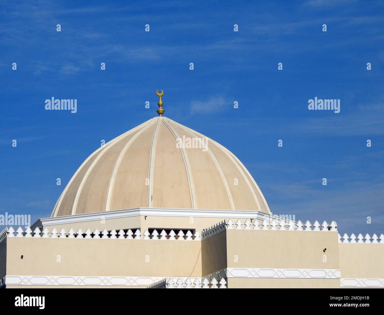 Una grande cupola di una moschea contro un bel cielo blu con nuvole alla luce del giorno, le Moschee sono il luogo di culto e di preghiere per i musulmani dove per Foto Stock