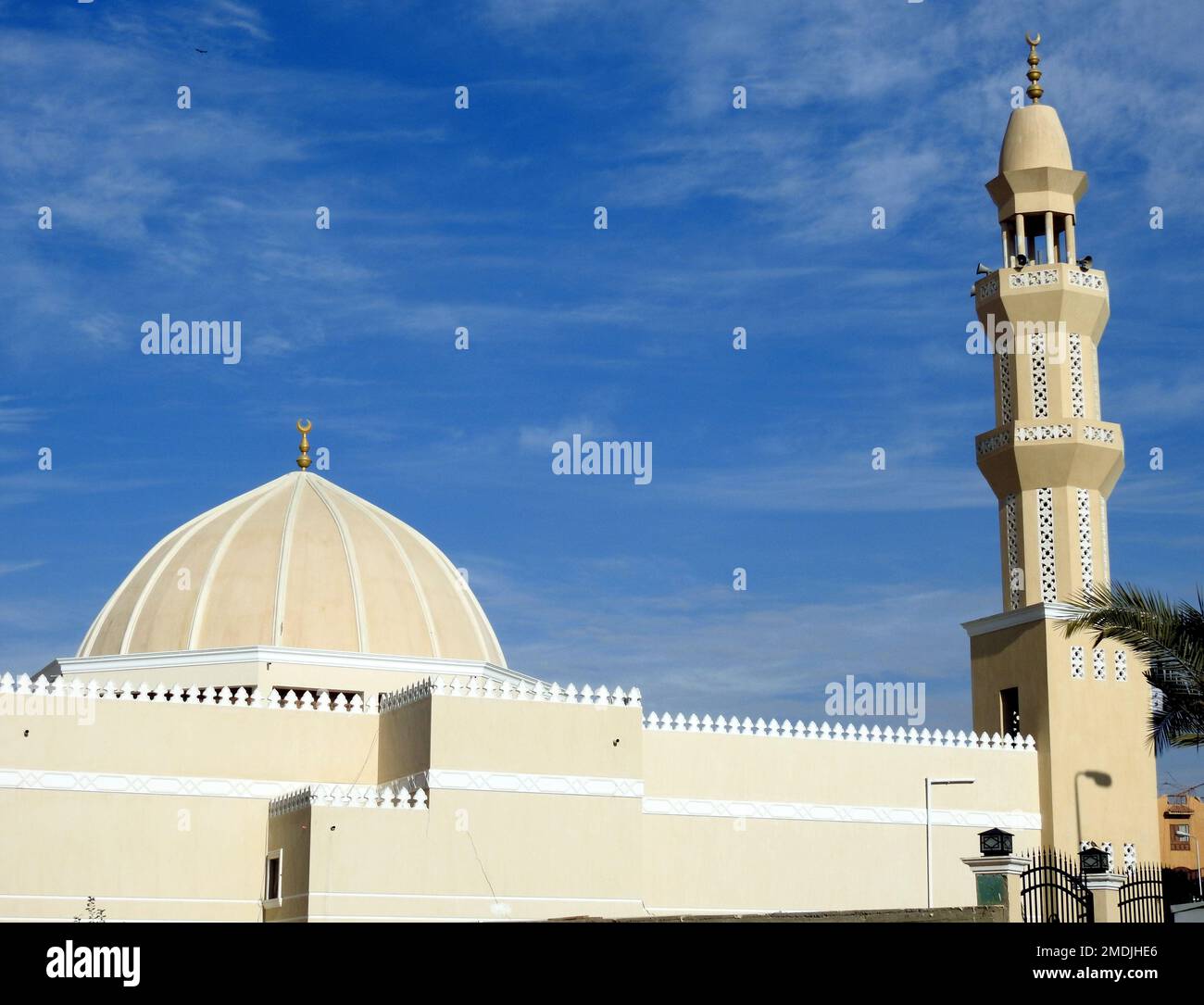 Cupola e minareto di una moschea contro un bel cielo blu con nuvole alla luce del giorno, le Moschee sono il luogo di culto e di preghiere per i musulmani dove si trova Foto Stock