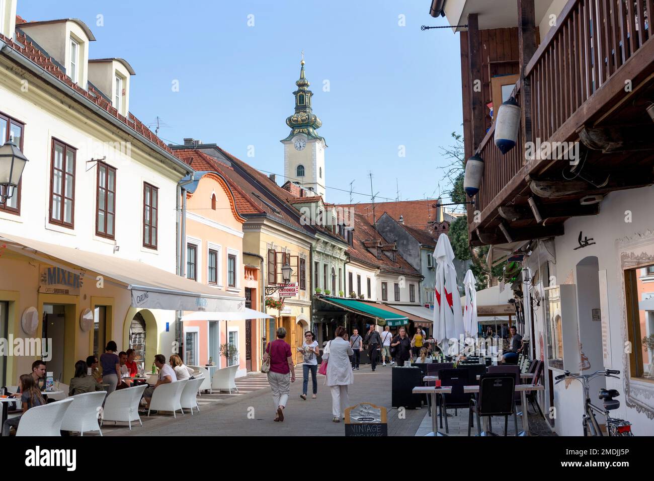 Croazia, Zagabria, il campanile della Chiesa di Santa Maria, Crkva Sv Marija, da Tkalciceva ulica, Tkalciceva Street, Gornji Grad. Foto Stock