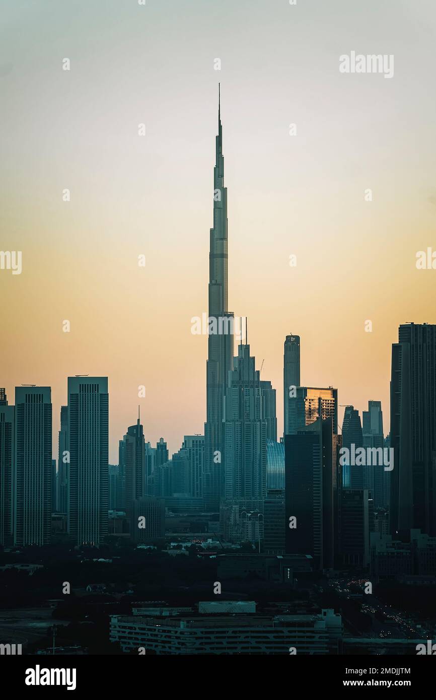 Dubai, Emirati Arabi Uniti. 25 novembre 2022: Vista panoramica e aerea di Dubai in una giornata estiva la sera al tramonto, Emirati Arabi Uniti Foto Stock
