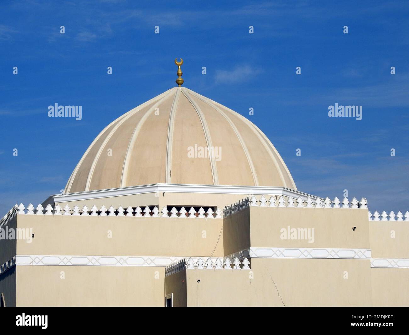 Una grande cupola di una moschea contro un bel cielo blu con nuvole alla luce del giorno, le Moschee sono il luogo di culto e di preghiere per i musulmani dove per Foto Stock