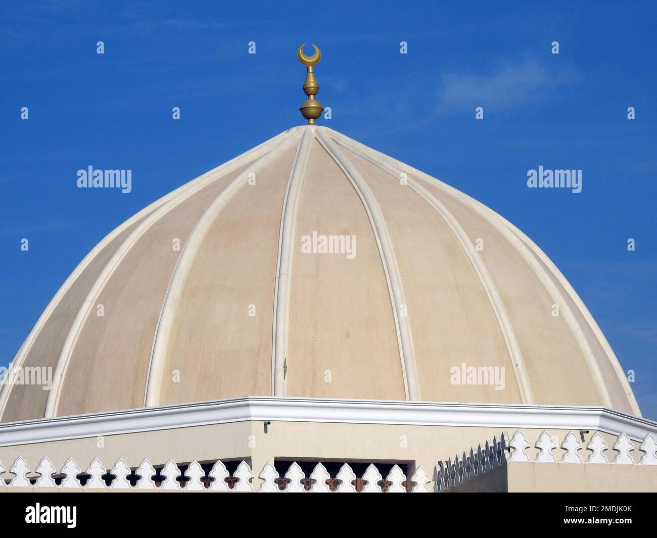 Una grande cupola di una moschea contro un bel cielo blu con nuvole alla luce del giorno, le Moschee sono il luogo di culto e di preghiere per i musulmani dove per Foto Stock
