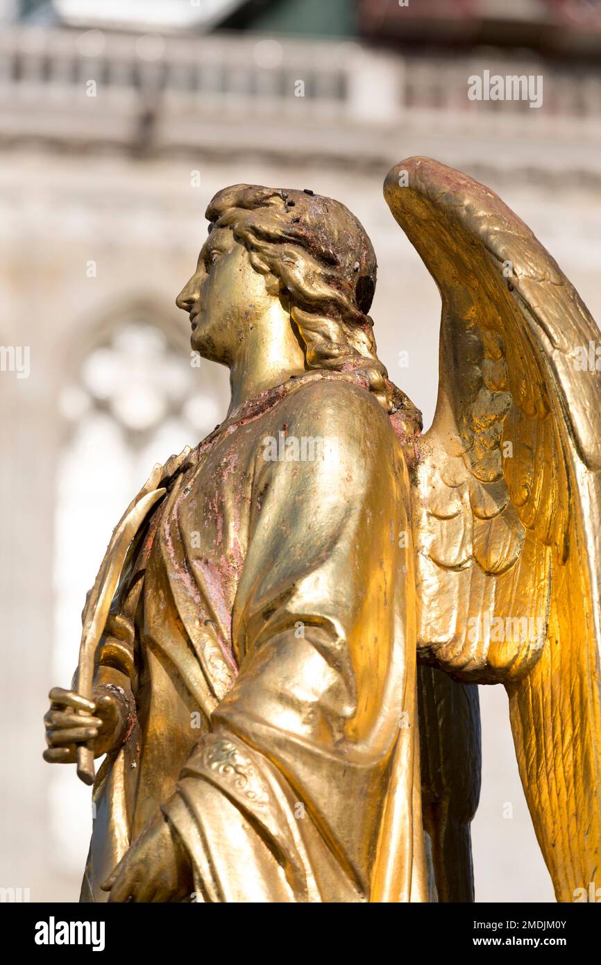 Croazia, Zagabria, il monumento di Santa Maria - uno degli angeli d'oro presso la fontana vicino alla Cattedrale. Foto Stock