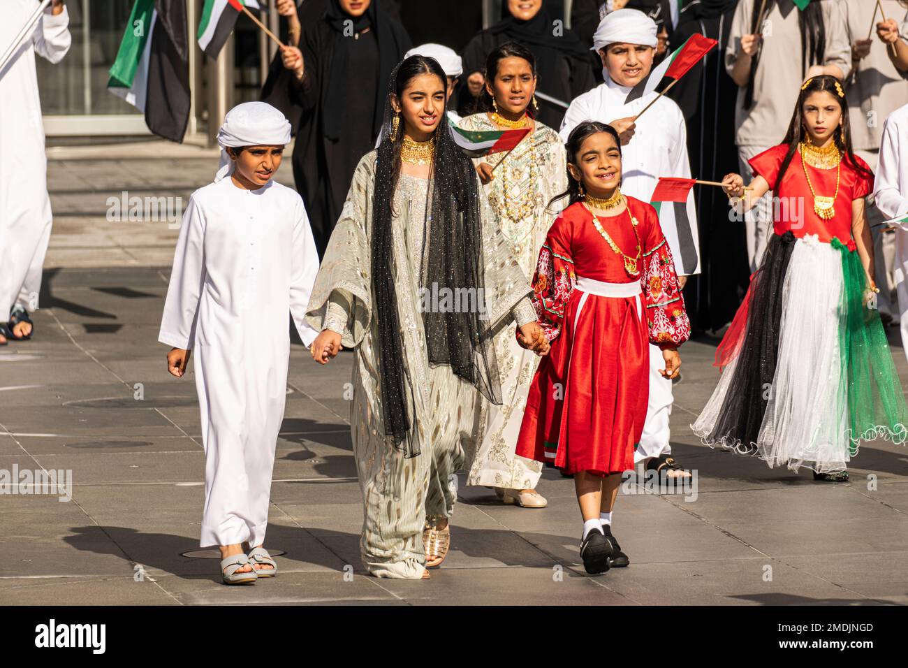 Emirati in abiti tradizionali con emirati immagini e fotografie stock ad alta risoluzione Alamy