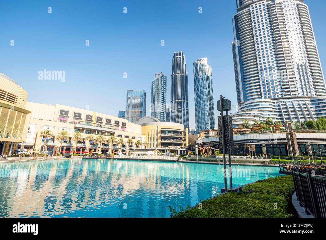 Dubai, Emirati Arabi Uniti. Novembre 27th, 2022. lago artificiale con fontane e una torre. L'edificio più alto del mondo Burj Khalifa e. Foto Stock