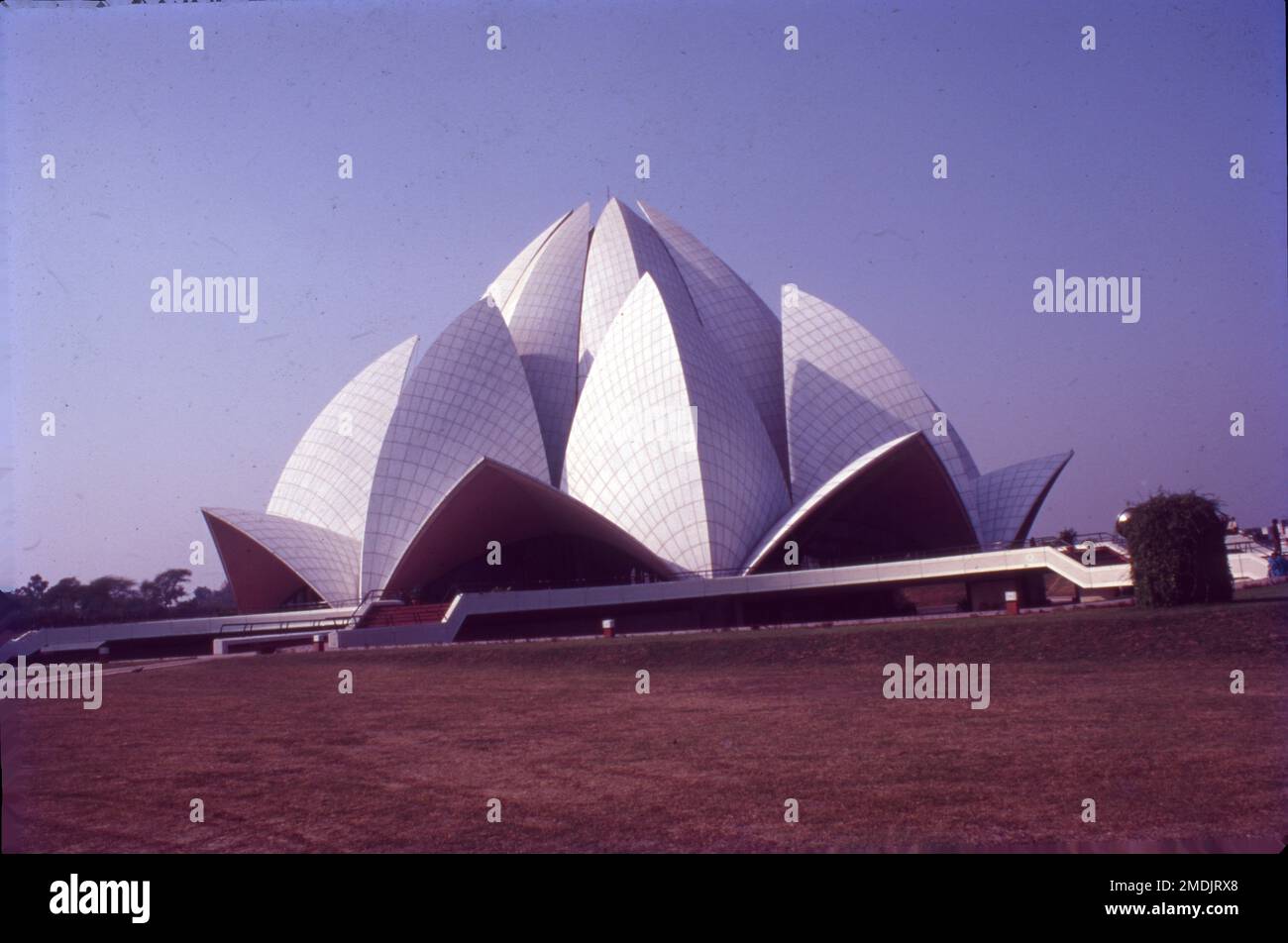 Il Tempio del Loto, situato a Delhi, in India, è una Casa di culto Bahai che è stato dedicato nel dicembre 1986. Notevole per la sua forma a lotteria, è diventata un'attrazione importante della città. Come tutte le altre Bahá í di culto, il Tempio del Loto è aperto a tutti, indipendentemente dalla religione o da qualsiasi altra qualifica. Foto Stock