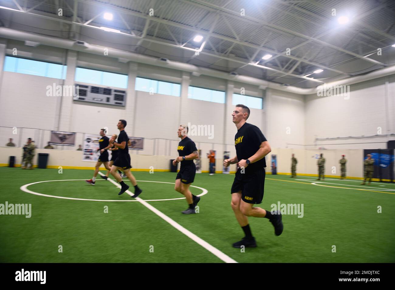 I membri della Guardia Nazionale dell'Armata partecipano a un test di fitness di combattimento presso il Middle Tennessee state University Recreation Center di Murfreesboro, Tennessee, durante il 2022° Army National Guard Best Warrior Competition, 25 luglio 2022. Il concorso si estende per cinque giorni impegnativi dal punto di vista fisico e mentale, mentre altri 14 concorrenti si sfidano per essere nominati Soldier and Noncommissioned Officer of the Year della Guardia Nazionale dell'Esercito. I vincitori andranno a rappresentare la Guardia Armata nella competizione del miglior Guerriero del Dipartimento dell'Esercito più avanti quest'anno. Foto Stock