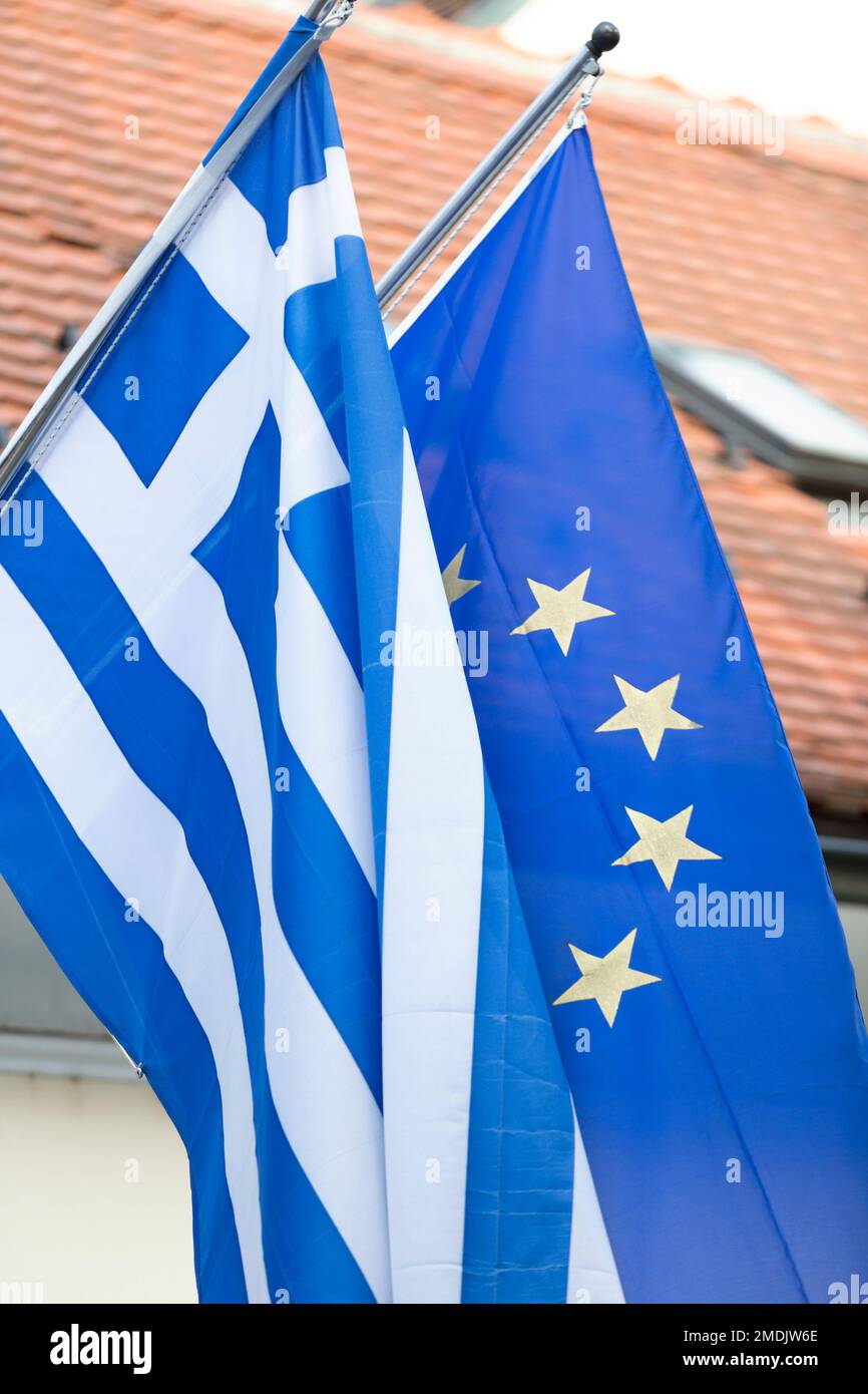 Croazia, Zagabria, bandiera nazionale della Grecia e bandiera europea nell'area del Parlamento. Foto Stock