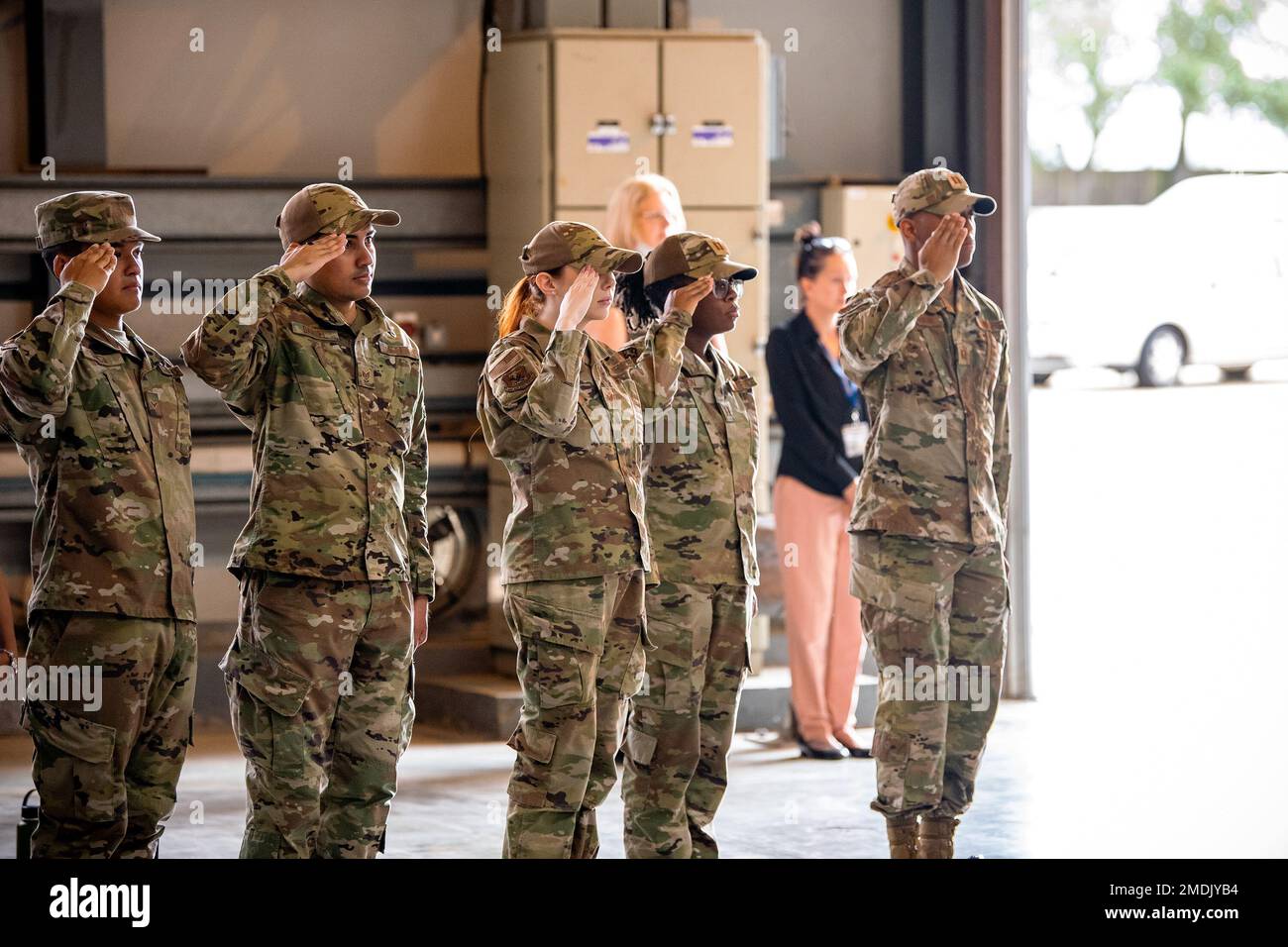 I militari della Combat Support Wing del 501st salutano durante una cerimonia di cambio di comando al RAF Alconbury, Inghilterra, 25 luglio 2022. La cerimonia è una tradizione militare che rappresenta un trasferimento formale dell’autorità di un’unità da un comandante all’altro. Foto Stock