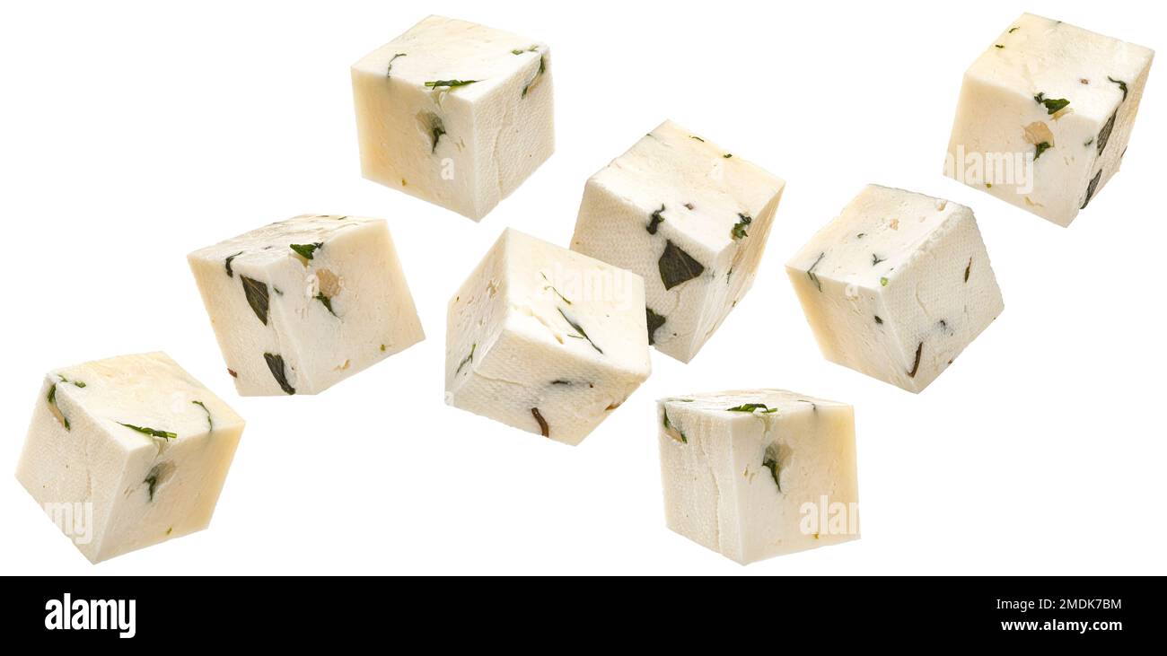 Cubetti di feta cadenti isolati su sfondo bianco Foto Stock