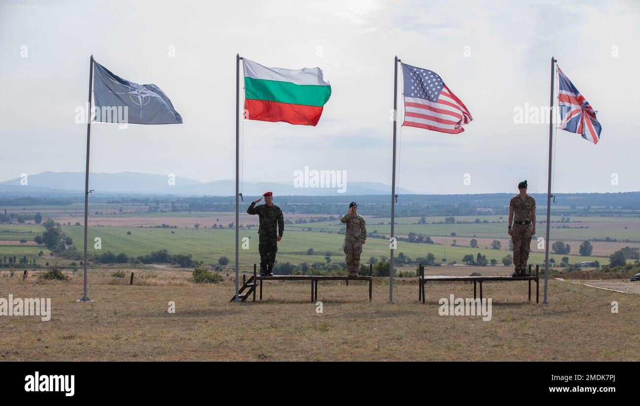 I soldati statunitensi, bulgari e britannici salutano la bandiera dei rispettivi paesi durante la cerimonia di apertura dell'esercizio Platinum Lion 22 presso la Novo Selo Training Area, Bulgaria, 25 luglio 2022. Alzare le bandiere significa la partecipazione bulgara, statunitense e britannica all'esercizio. Esercitazione Platinum Lion è un'esercitazione multinazionale ospitata in Bulgaria, progettata per migliorare l'interoperabilità operativa e tattica tra le nazioni partner partecipanti. Foto Stock