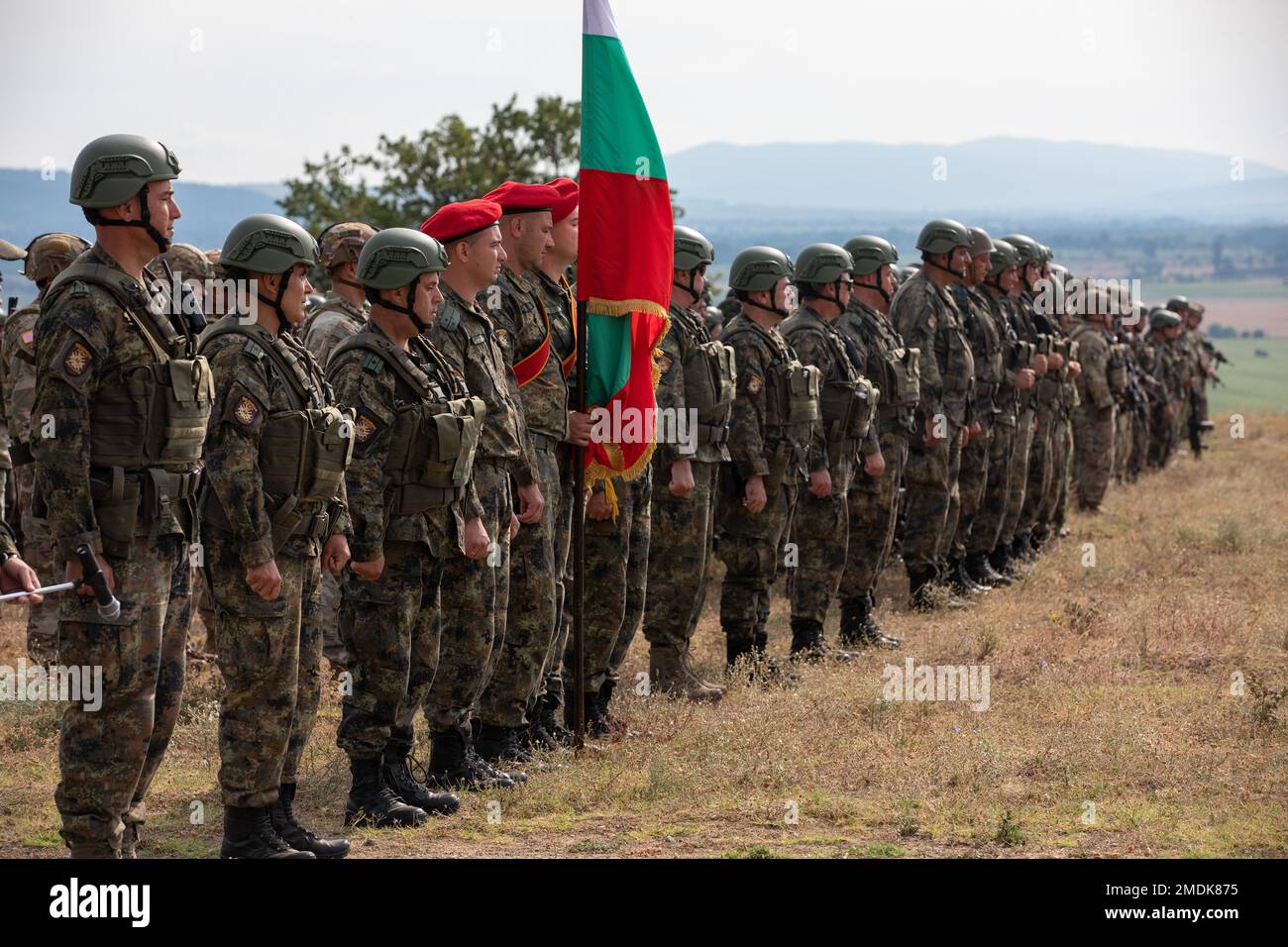 Soldati bulgari assegnati a 42nd battaglione meccanizzato, 2nd stand brigata meccanizzata in formazione durante l'esercizio di cerimonia di apertura del Leone platino 22 presso la Novo Selo Training Area, Bulgaria, 25 luglio 2022. Esercitazione Platinum Lion è un'esercitazione multinazionale ospitata in Bulgaria, progettata per migliorare l'interoperabilità operativa e tattica tra le nazioni partner partecipanti. Foto Stock