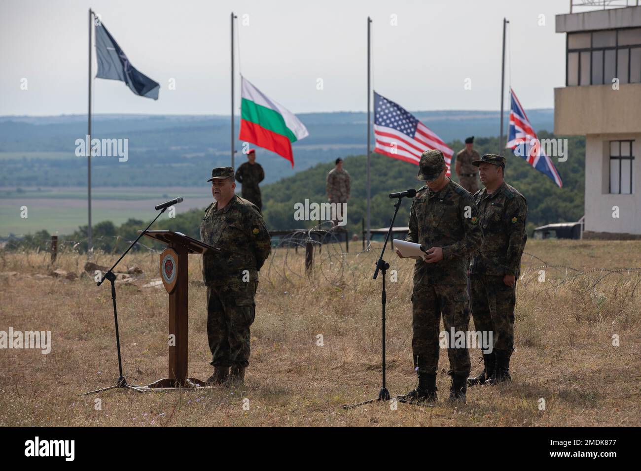 Terra bulgara forze Brig. Il generale Stanimir Hristov, di sinistra, comandante della Brigata meccanizzata 2nd, consegna le sue osservazioni di apertura durante l'esercizio della cerimonia di apertura del Leone platino 22 presso la Novo Selo Training Area, Bulgaria, 25 luglio 2022. Esercitazione Platinum Lion è un'esercitazione multinazionale ospitata in Bulgaria, progettata per migliorare l'interoperabilità operativa e tattica tra le unità partner partecipanti. Foto Stock