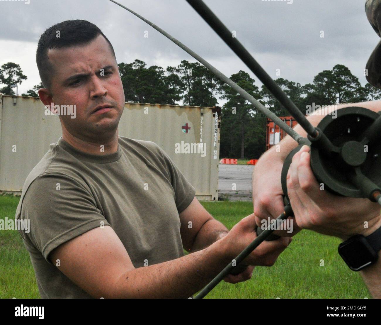 Ulysses Perez, specialista dei sistemi di supporto del segnale con la sezione del segnale del comando per gli affari civili 350th, conferma l'assemblaggio di un palo antenna OE-254 durante l'addestramento annuale della Riserva dell'Armata a Pensacola, Florida, 25 luglio 2022. Foto Stock
