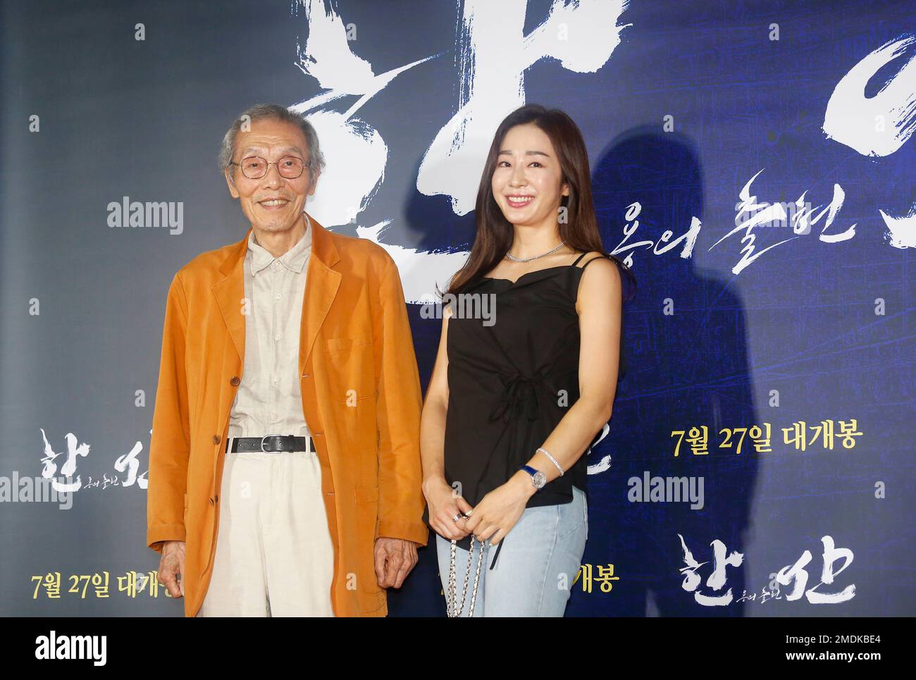 OH Young-Soo e Kim Kyung-Hwa, 26 luglio 2022 : attore Oh Young-Soo (L) e la personalità televisiva Kim Kyung-Hwa posa prima della prima VIP del film 'Hansan: Rising Dragon' a Seoul, Corea del Sud. Credit: Lee Jae-won/AFLO/Alamy Live News Foto Stock