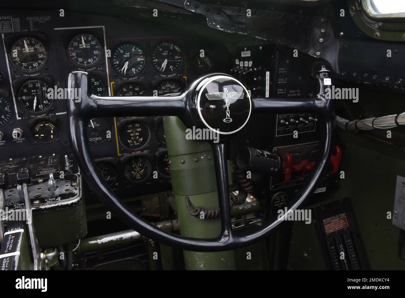 Il giogo all'interno di una B-17 Flying Fortress dalla Commemorative Air Force che è in mostra a Sioux City, Iowa il 25 luglio 2022. L'aereo è uno dei soli 5 aerei attivi rimanenti di Flying Fortress. STATI UNITI Foto della Guardia Nazionale aerea Senior Master Sgt. Vincent De Groot Foto Stock