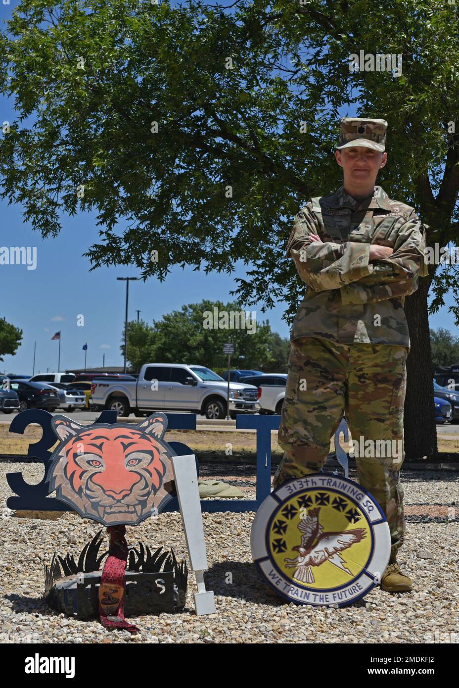 STATI UNITI Liane Zivitski, comandante dello Squadrone di addestramento 315th, posa per una foto con il bottino di una guerra in pancia alla base dell'aeronautica di Goodfellow, Texas, 25 luglio 2022. Gli squadroni hanno avuto una guerra in pancia durante la “settimana degli squali” per rilanciare il morale . Foto Stock