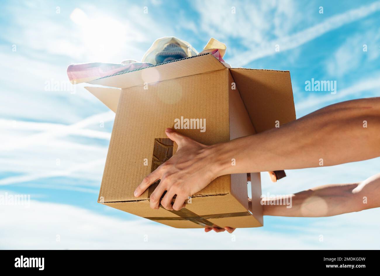 Scatola con vestiti all'interno Foto Stock