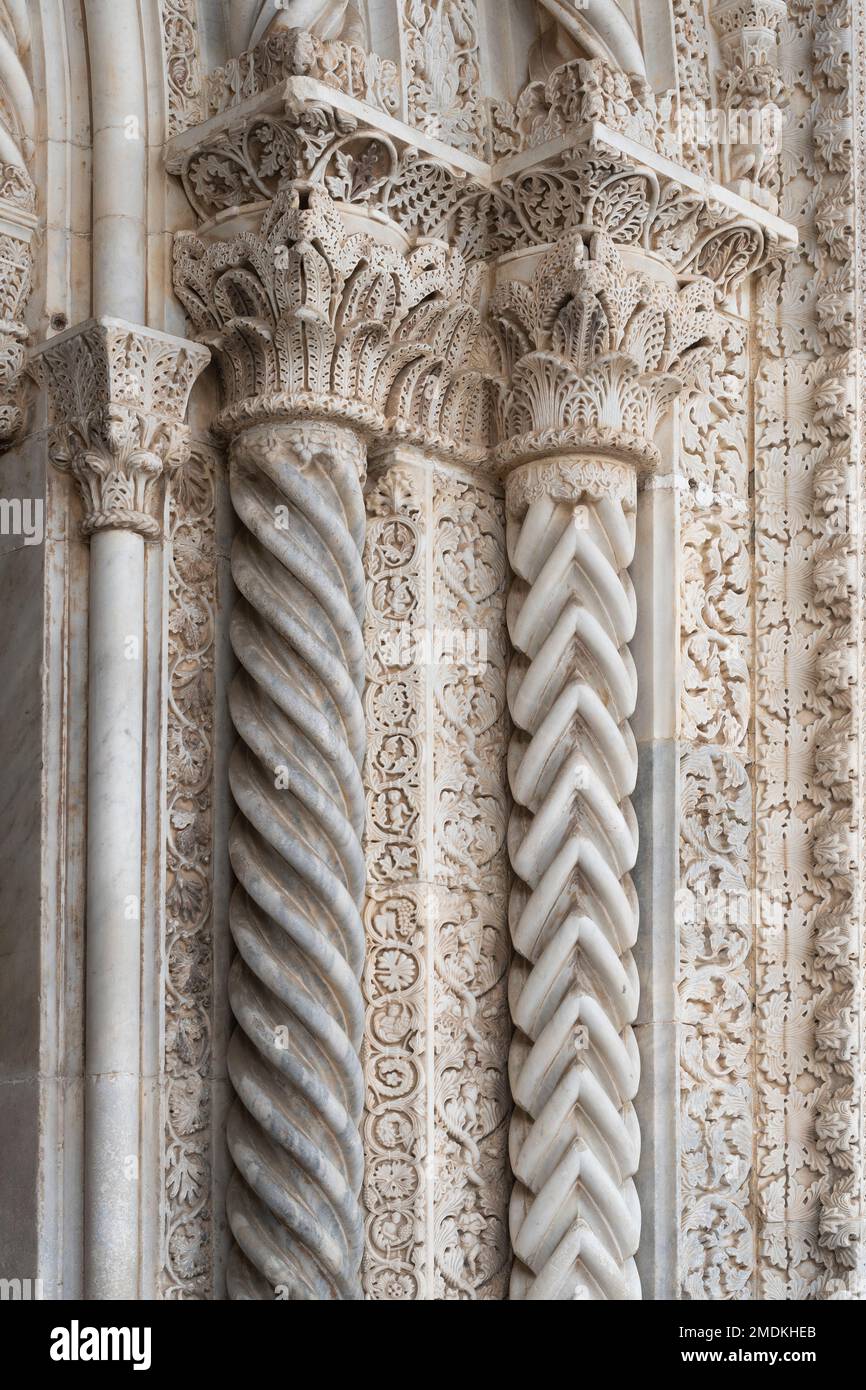 Vista di Palermo: Colonne in marmo decorate all'ingresso del Duomo Foto Stock