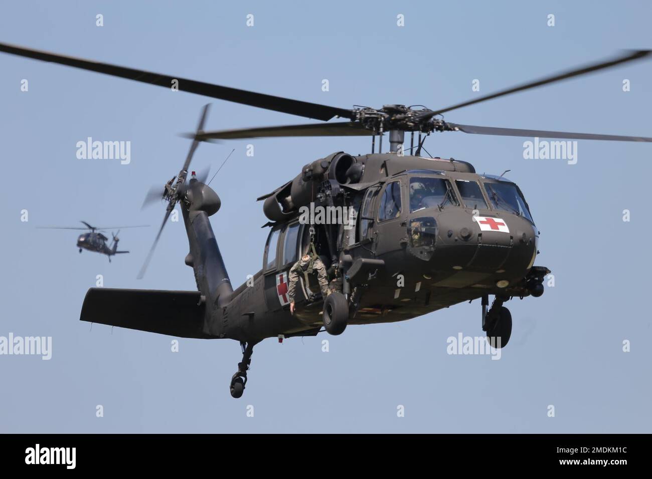 STATI UNITI I soldati con la Brigata dell'Aviazione di combattimento Expeditionary 28th addestrano con un paranco su un elicottero UH-60 Black Hawk come parte di una risposta di emergenza e di un'esercitazione salvavita presso il Muir Army Airfield. Foto Stock