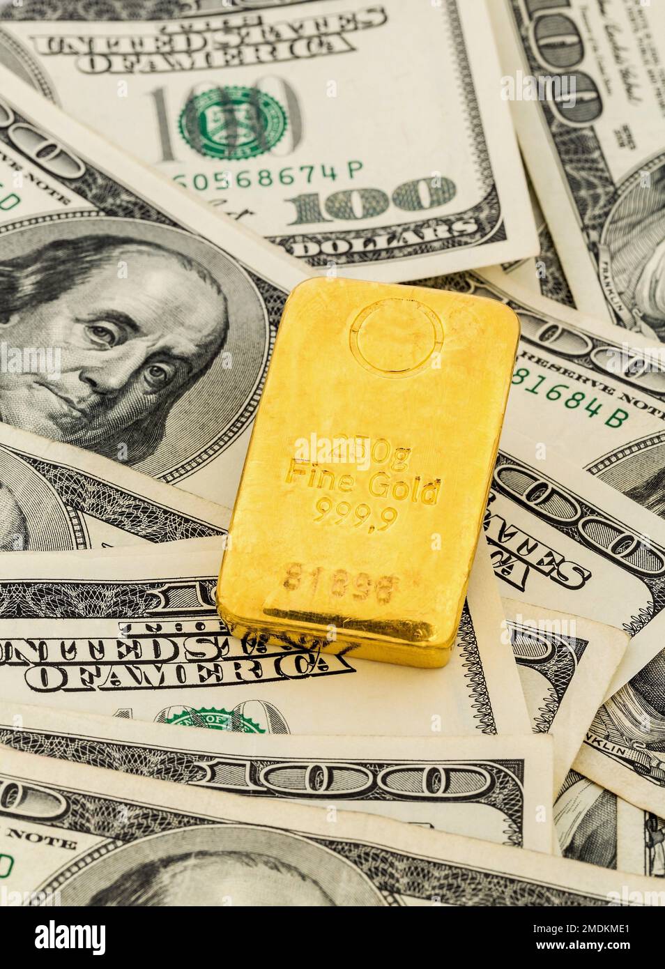 Bullion bar su fatture da 100 dollari Foto Stock