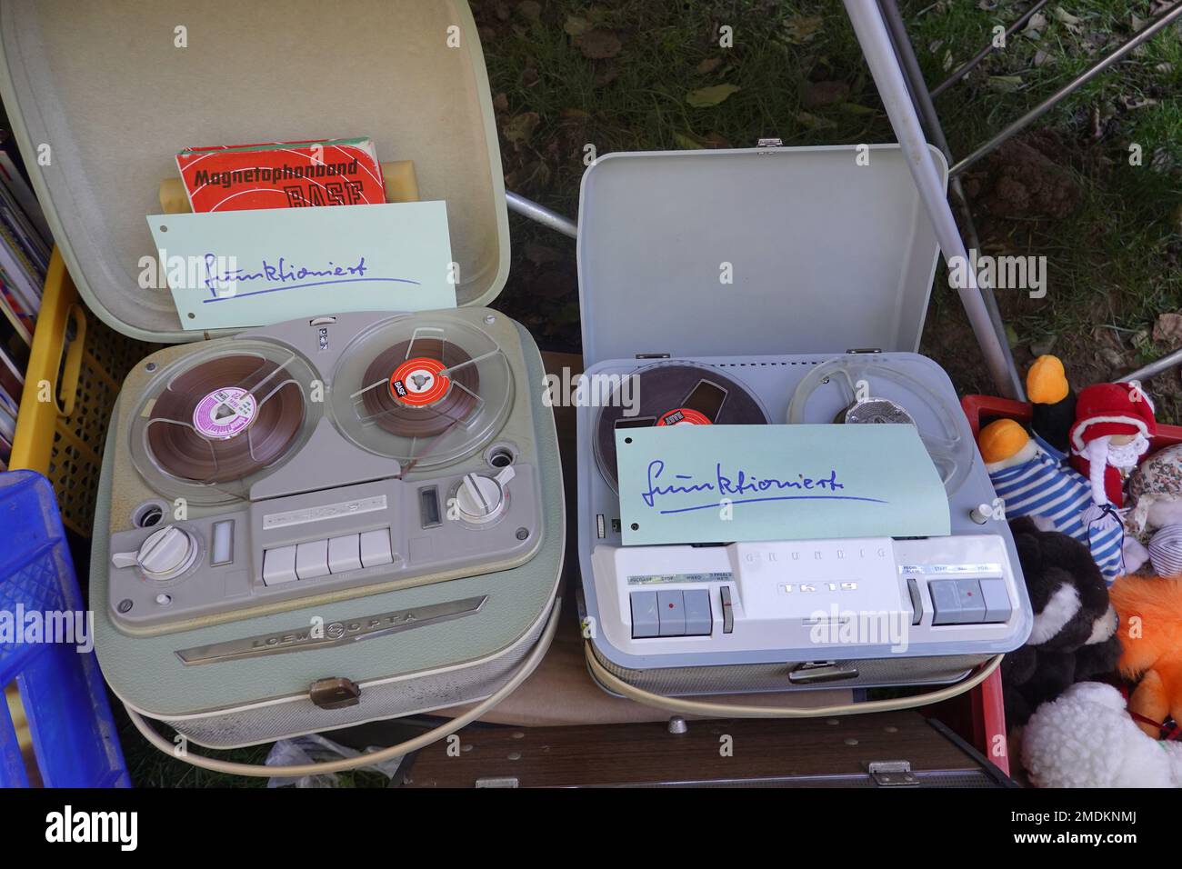 Vecchi registratori a nastro in un mercato delle pulci, Germania Foto Stock