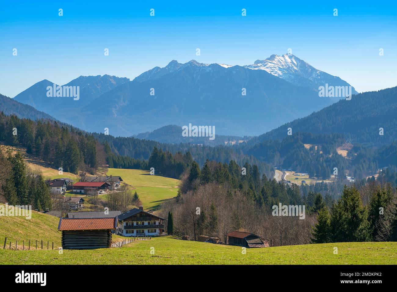 Paesaggio montano con vista sul Soiernspitze, Germania, Baviera, regione Mittenwald Foto Stock