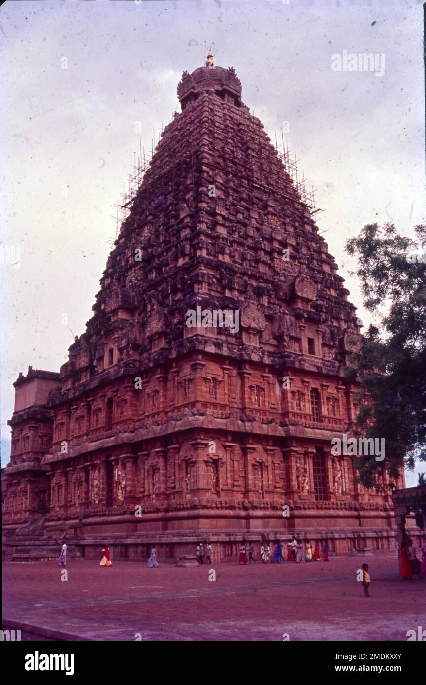 Il tempio di Brihahdishvara, chiamato Rajarajesvaram dal suo costruttore, e conosciuto localmente come Thanjai Periya Kovil e Peruvudaiyar Kovil, è un tempio Shaivite indù costruito in uno stile architettonico Chola situato sulla riva sud del fiume Cauvery a Thanjavur, Tamil Nadu, India. Il tempio ha un massiccio colonnato prakara (corridoio) e uno dei più grandi Shiva linga in India. E 'anche famoso per la qualità della sua scultura, così come la posizione che ha commissionato il ottone Nataraja, Shiva come il signore della danza, nel 11th ° secolo. Foto Stock