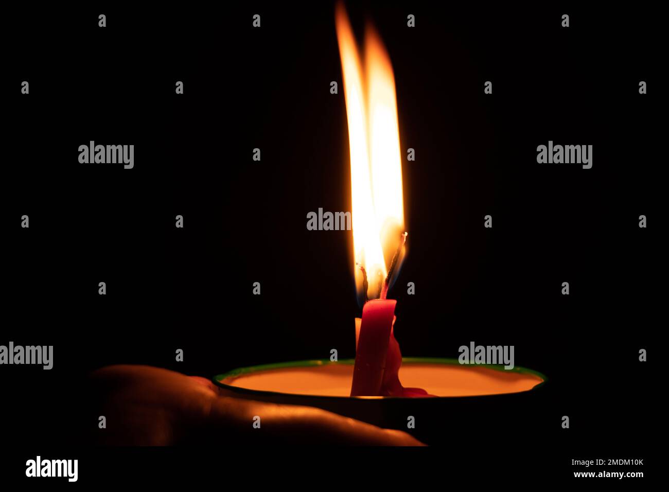 candela fuoco nel buio, candela fiamma bruciante, fuoco Foto Stock