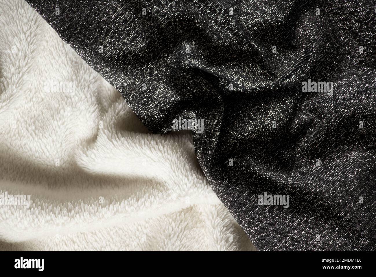 tessuto nero con pailline e tessuto caldo bianco morbido ruggito come  sfondo, due tipi di tessuto come sfondo nero e bianco, moda Foto stock -  Alamy