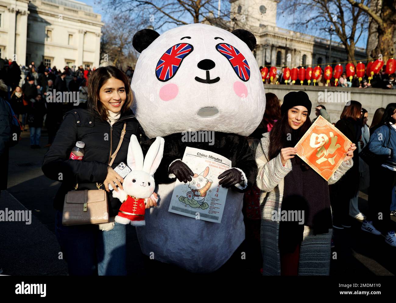 (230123) -- LONDRA, 23 gennaio 2023 (Xinhua) -- la gente posa per le foto durante la celebrazione di Capodanno cinese a Trafalgar Square a Londra, Gran Bretagna, 22 gennaio 2023. (Xinhua/li Ying) Foto Stock