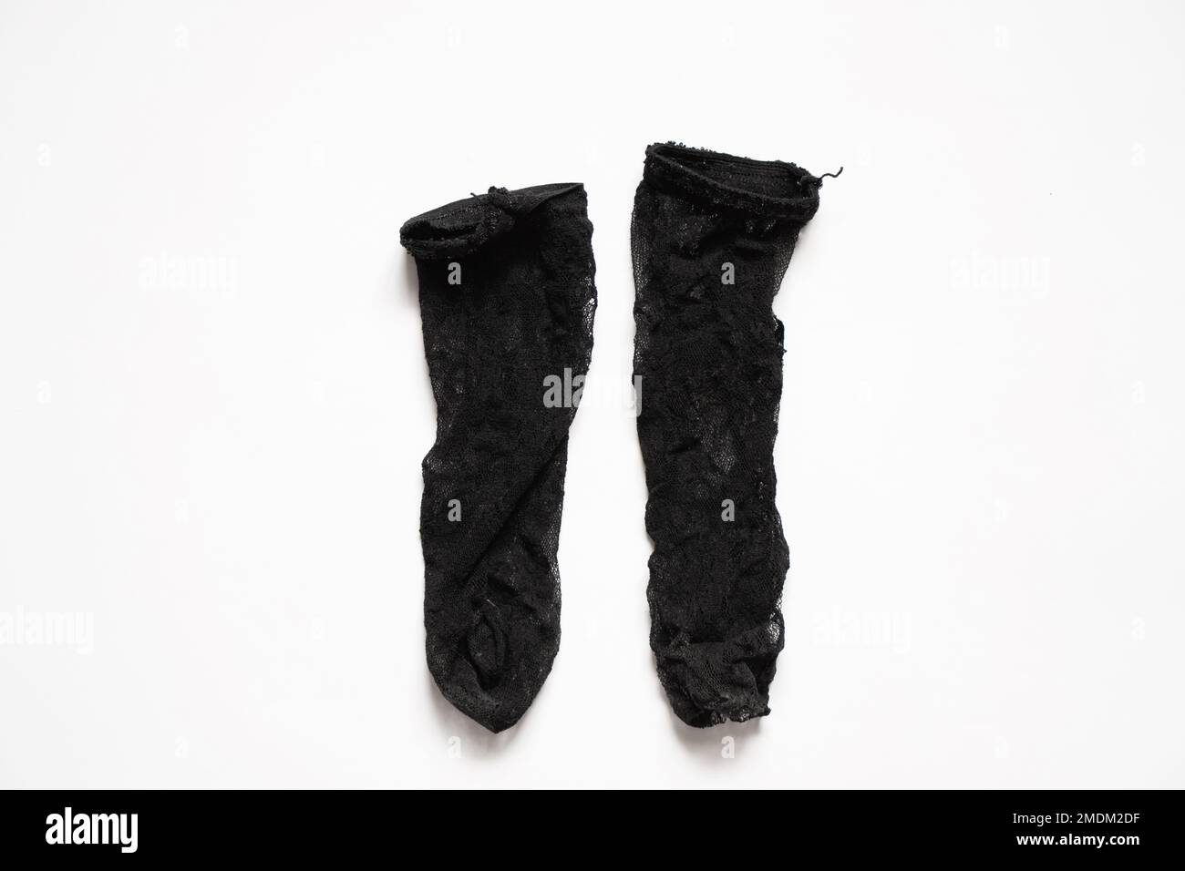 calzini lunghi neri sporchi in nylon su sfondo bianco, gambaletti da donna, calzini Foto Stock