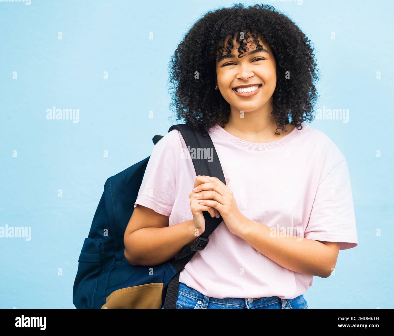 Studente, ritratto e donna con zaino in studio per viaggi, all'estero e sogno futuro su sfondo blu. Faccia, ragazza ed allievo straniero eccitati per Foto Stock