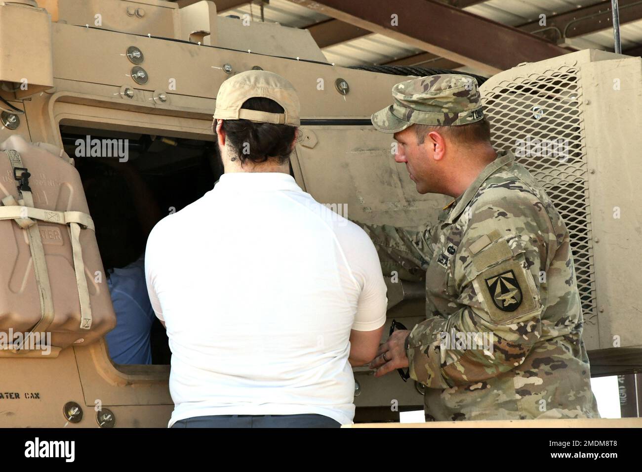 "Siamo a metà strada in uno sprint di due anni per migliorare il tasso di incendio del sistema ERCA", ha affermato CPT. Mark Toups della squadra interfunzionale del fuoco di precisione a lungo raggio dell'Esercito. Foto Stock