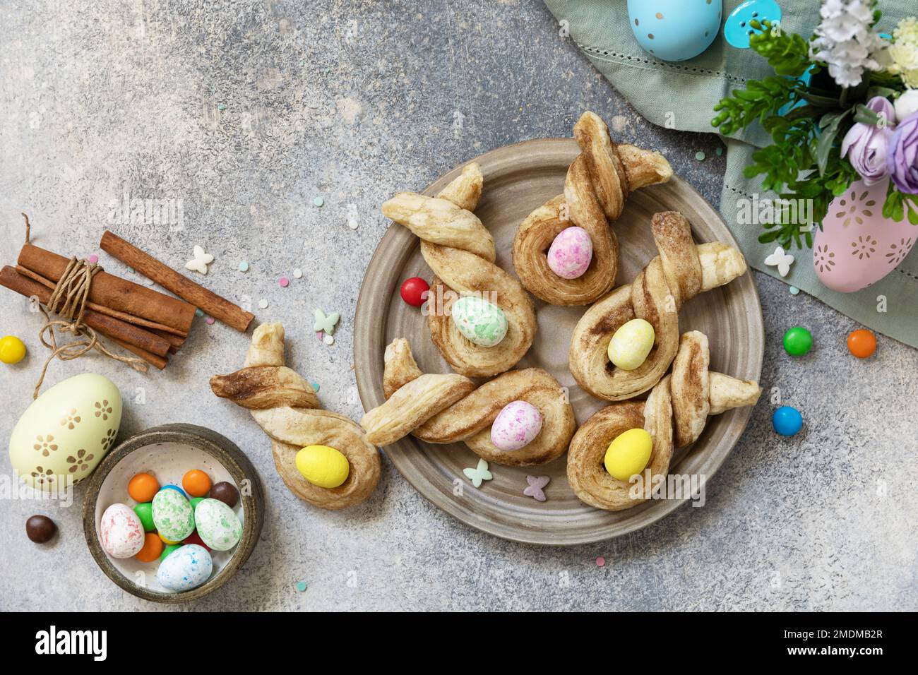 Pasqua forno idea. Pasta sfoglia a forma di coniglio di Pasqua con cannella su un tavolo in pietra. Vista dall'alto. Spazio di copia. Foto Stock