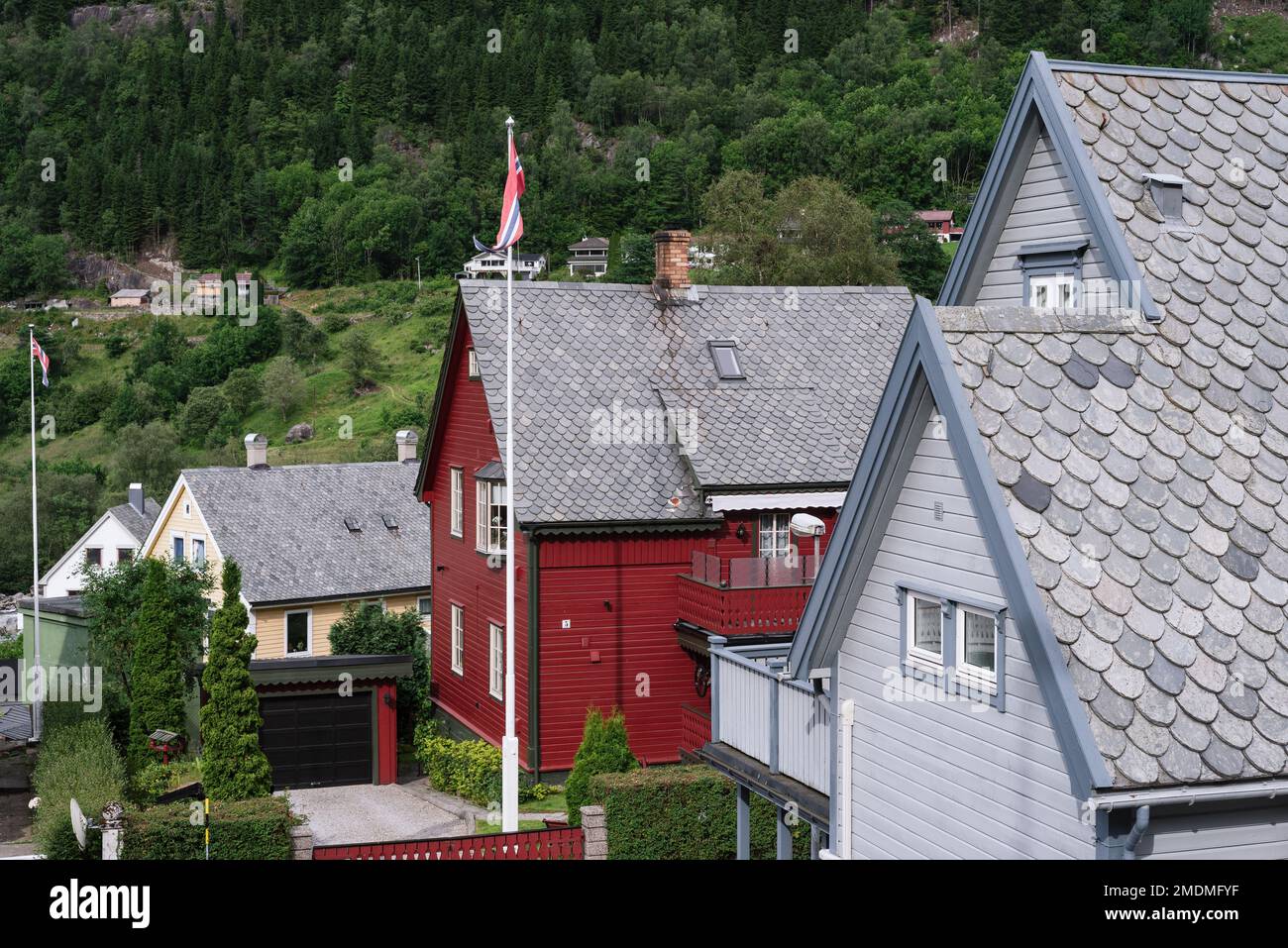 Norvegia, Odda, 06 luglio 2017: Architettura tipica delle case norvegesi Foto Stock