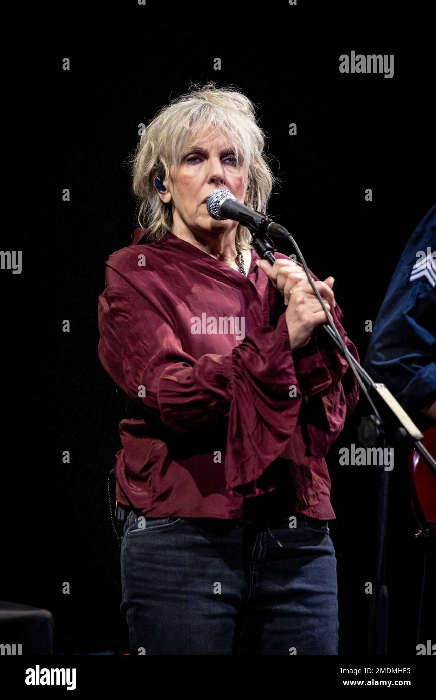 Milano Italia 10 gennaio 2023 Lucinda Williams vive al Teatro Lirico  Giorgio Gaber © Roberto Finizio / Alamy Foto stock - Alamy