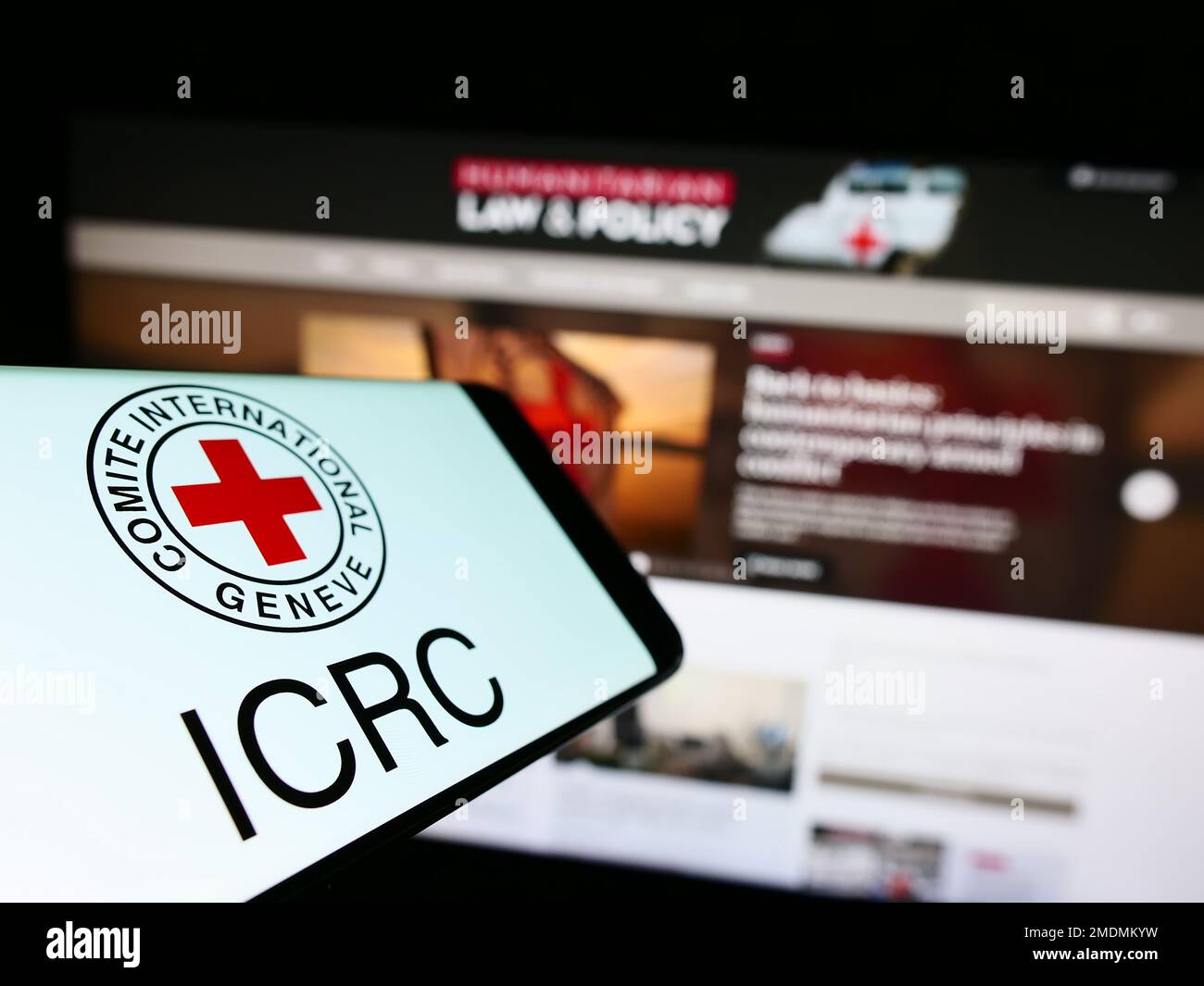 Cellulare con logo del Comitato Internazionale della Croce Rossa (CICR) sullo schermo di fronte al sito web. Messa a fuoco al centro del display del telefono. Foto Stock