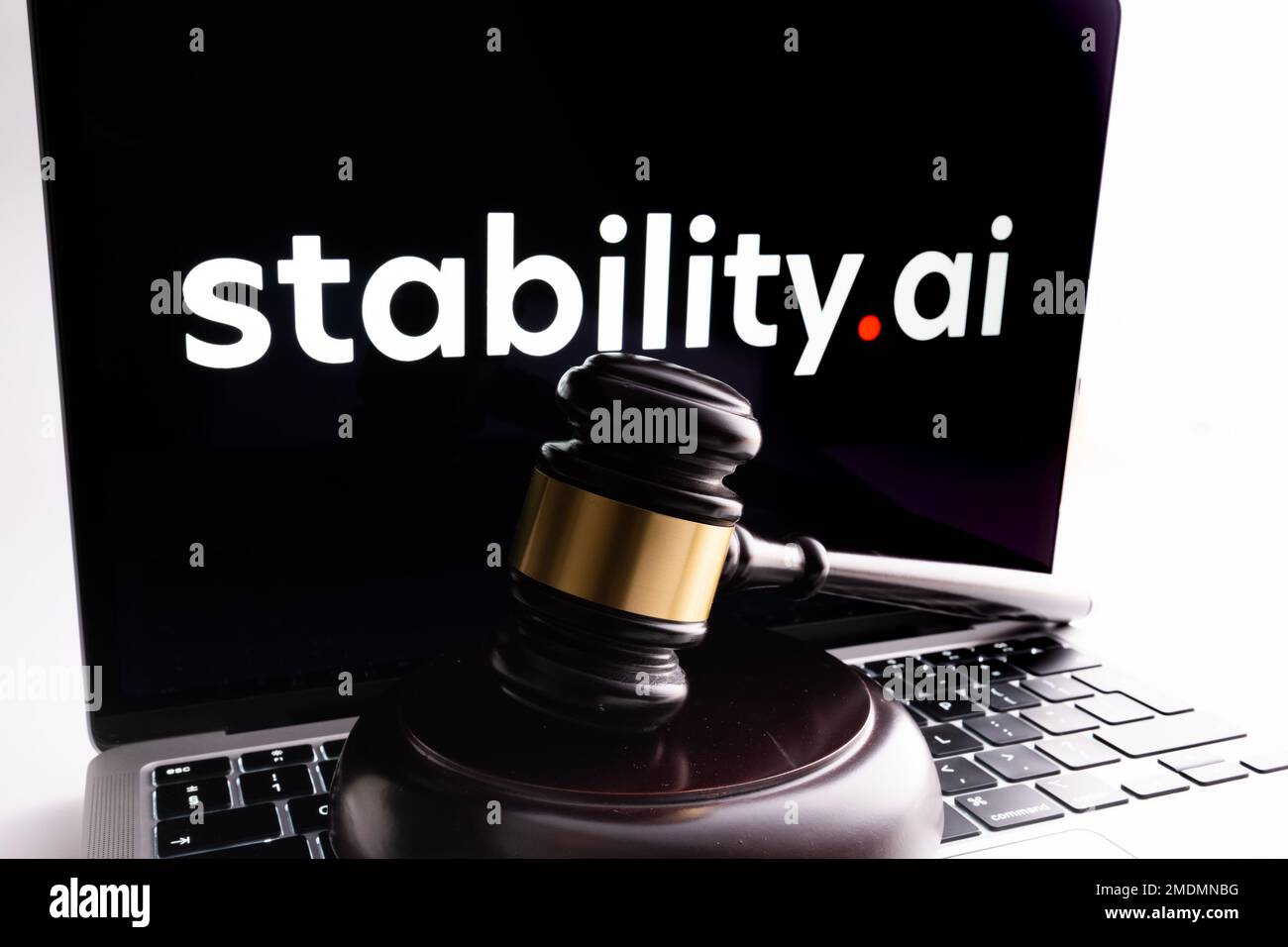Gavel visto di fronte e Stability ai logo aziendale sul notebook sfocato. Concetto per una causa contro lo sviluppatore di software di intelligenza artificiale. St Foto Stock