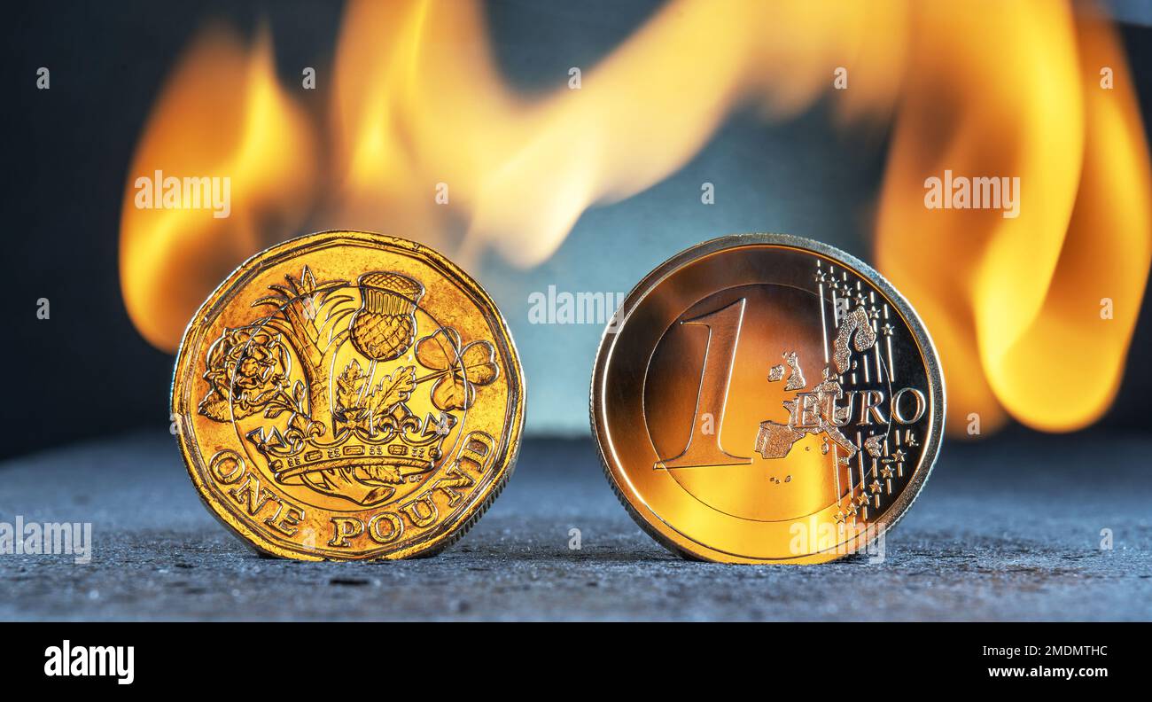 Una moneta da sterlina con una moneta da euro affiancata di fronte a fondo ardente. Foto Stock