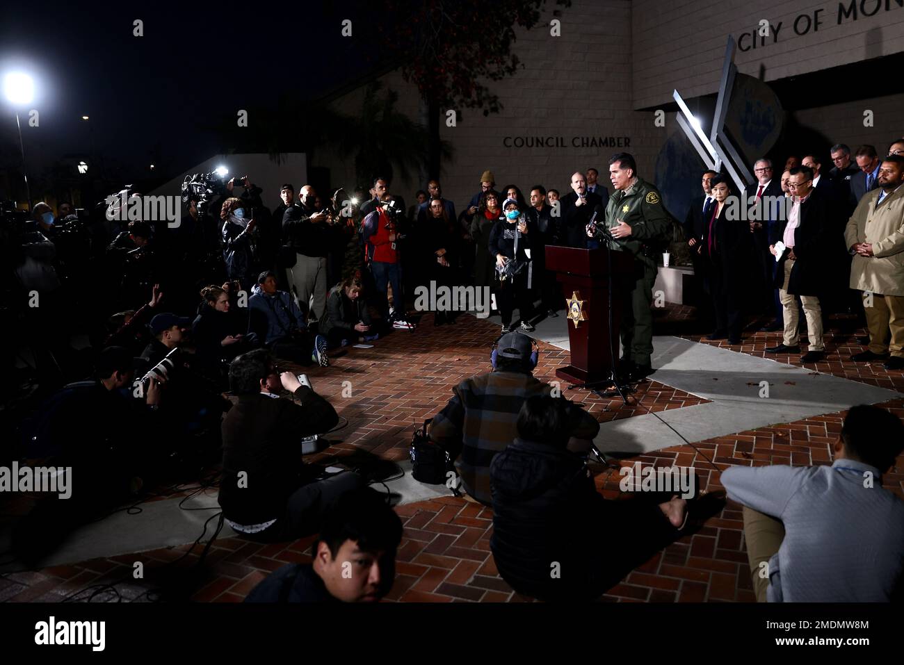 (230123) -- LOS ANGELES, 23 gennaio 2023 (Xinhua) -- Robert Luna, sceriffo della contea di Los Angeles, parla a una conferenza stampa di fronte al Civic Center di Monterey Park, California, Stati Uniti, 22 gennaio 2023. Il sospetto della sparatoria di massa in California il sabato sera è stato trovato morto in un'altra città di ciò che le autorità ritengono sia stata una ferita da sparo auto-inflitta. Cinque donne e cinque uomini sono stati uccisi mentre altre 10 persone sono state ferite in una sparatoria di massa nella città di Monterey Park, 16 km a est del centro di Los Angeles, le autorità hanno detto Domenica. PER ANDARE CON 'sospetto di massa della California Sho Foto Stock