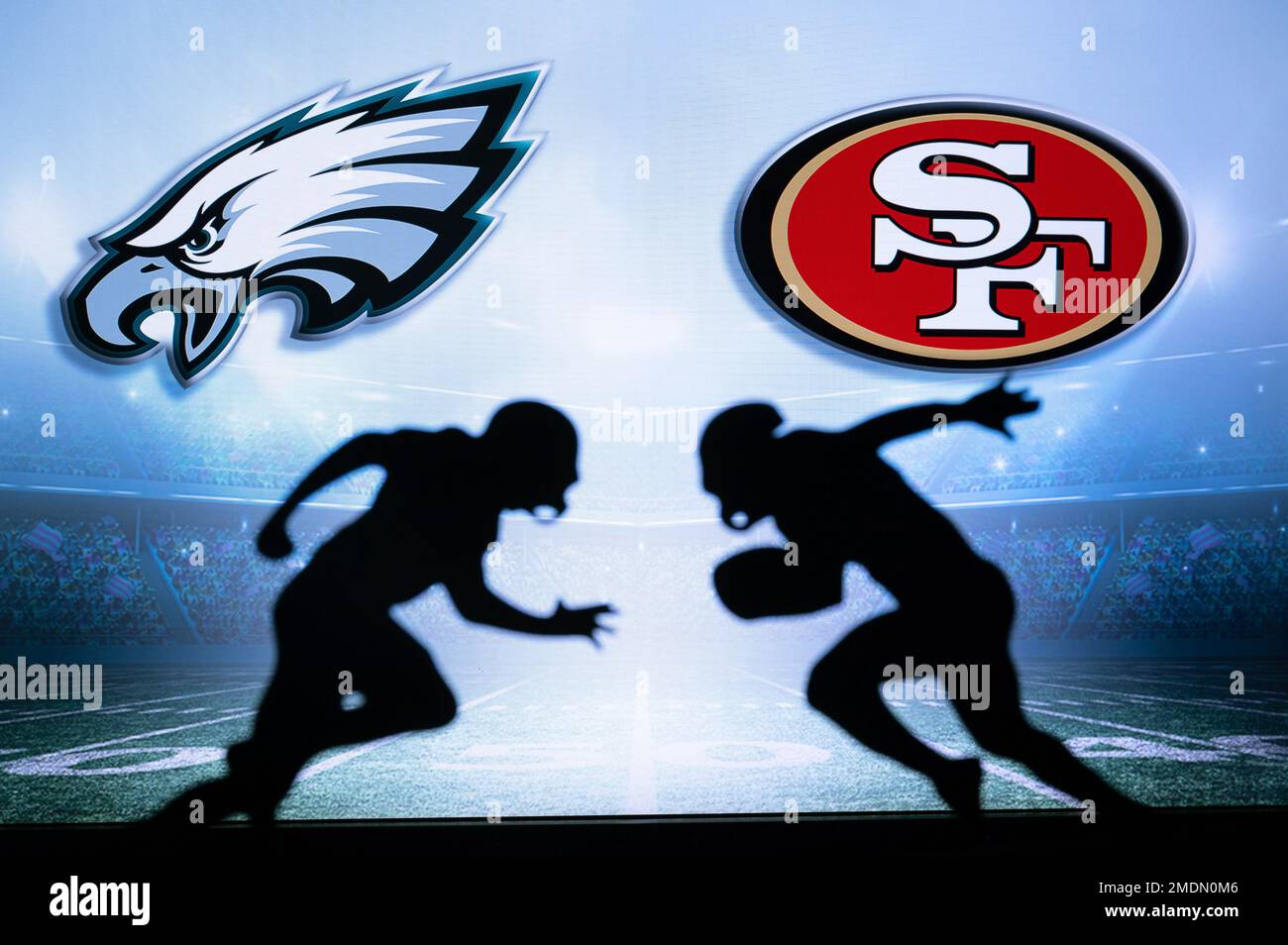 PHILADELPHIA, USA, 18 GENNAIO 2023: San Francisco 49ers contro Philadelphia Eagles. Campionato NFL Conference. silhouette di due giocatori nel gioco. NFC Foto Stock