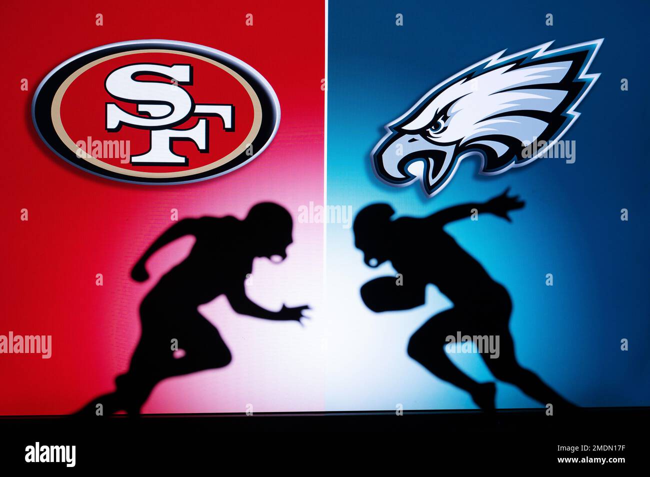 PHILADELPHIA, USA, 18 GENNAIO 2023: San Francisco 49ers contro Philadelphia Eagles. NFL Conference Championship Silhouette di giocatori. Finali NFC Foto Stock