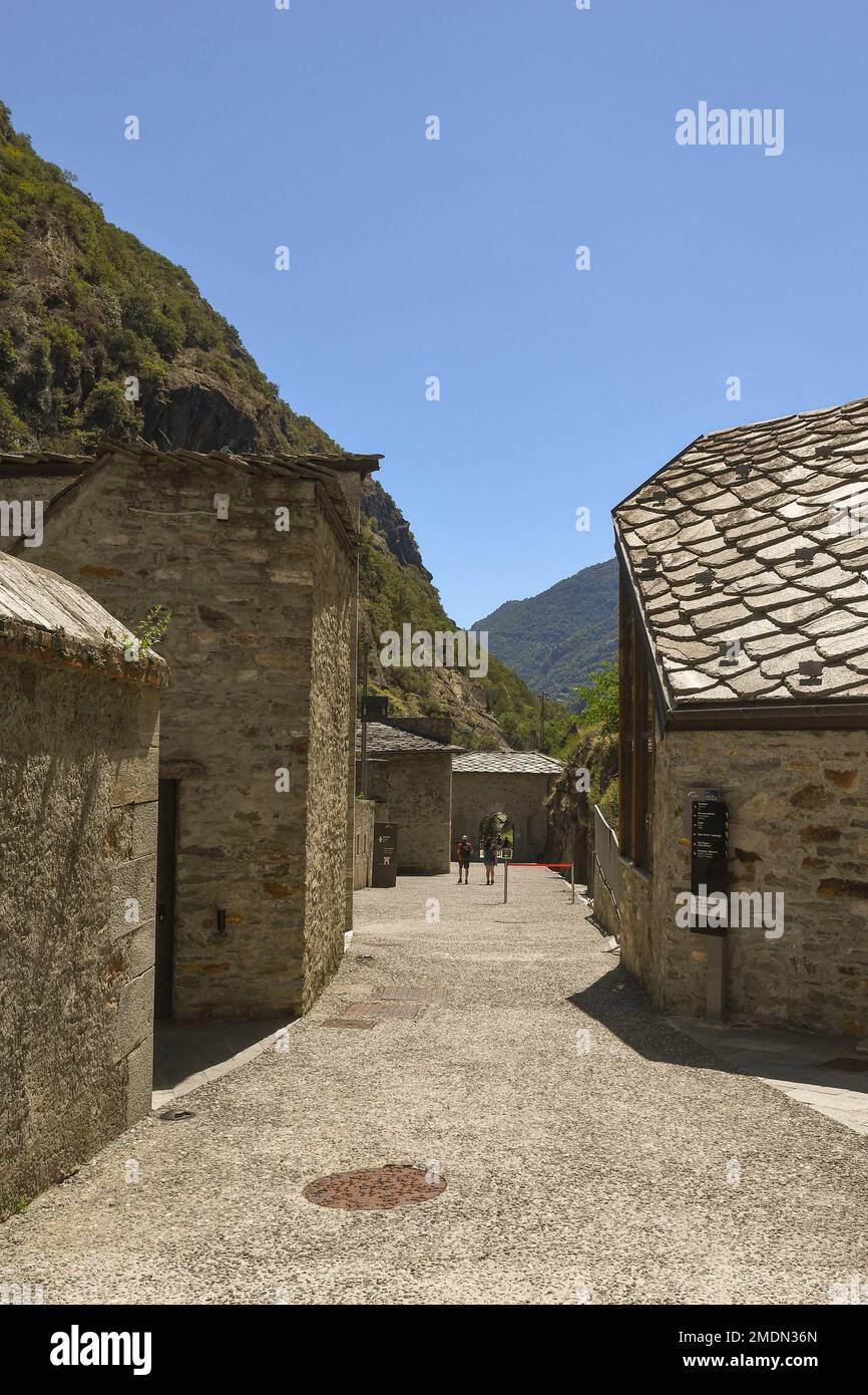 Scorcio della fortezza storica di Fort Bard nelle Alpi italiane, Aosta, Valle d'Aosta, Italia Foto Stock