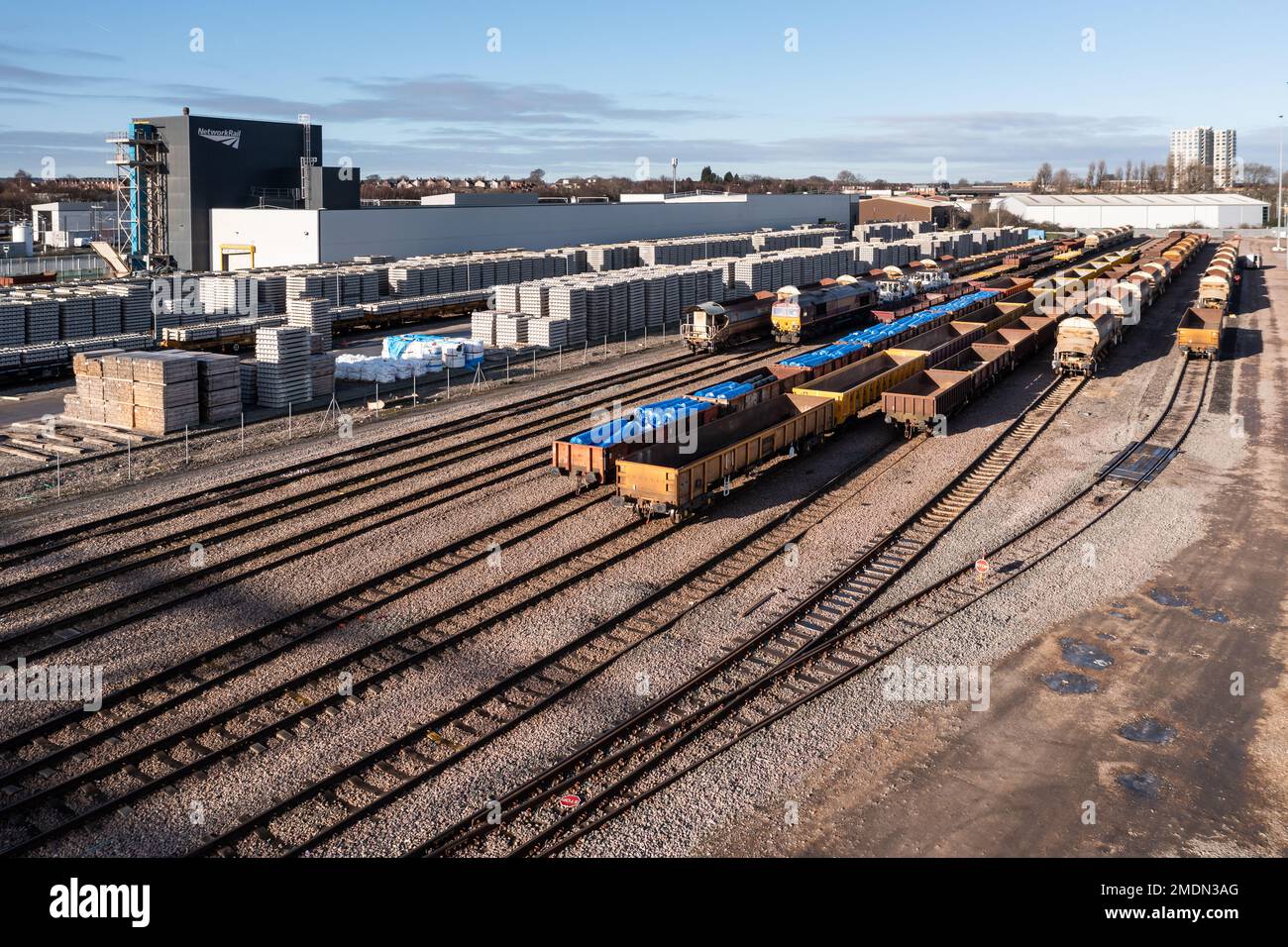 Una veduta aerea della fabbrica di traversine in cemento Network Rail nel Wood Yard di Doncaster con file di traversine pronte per l'uso sul progetto HS2 Foto Stock