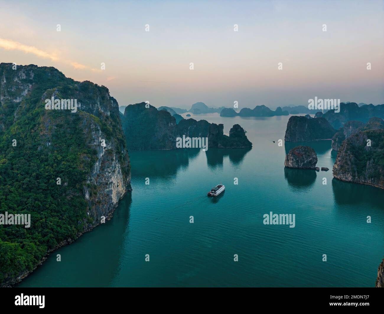 Trasognata tramonto tra le rocce della baia di Halong, Vietnam Foto Stock