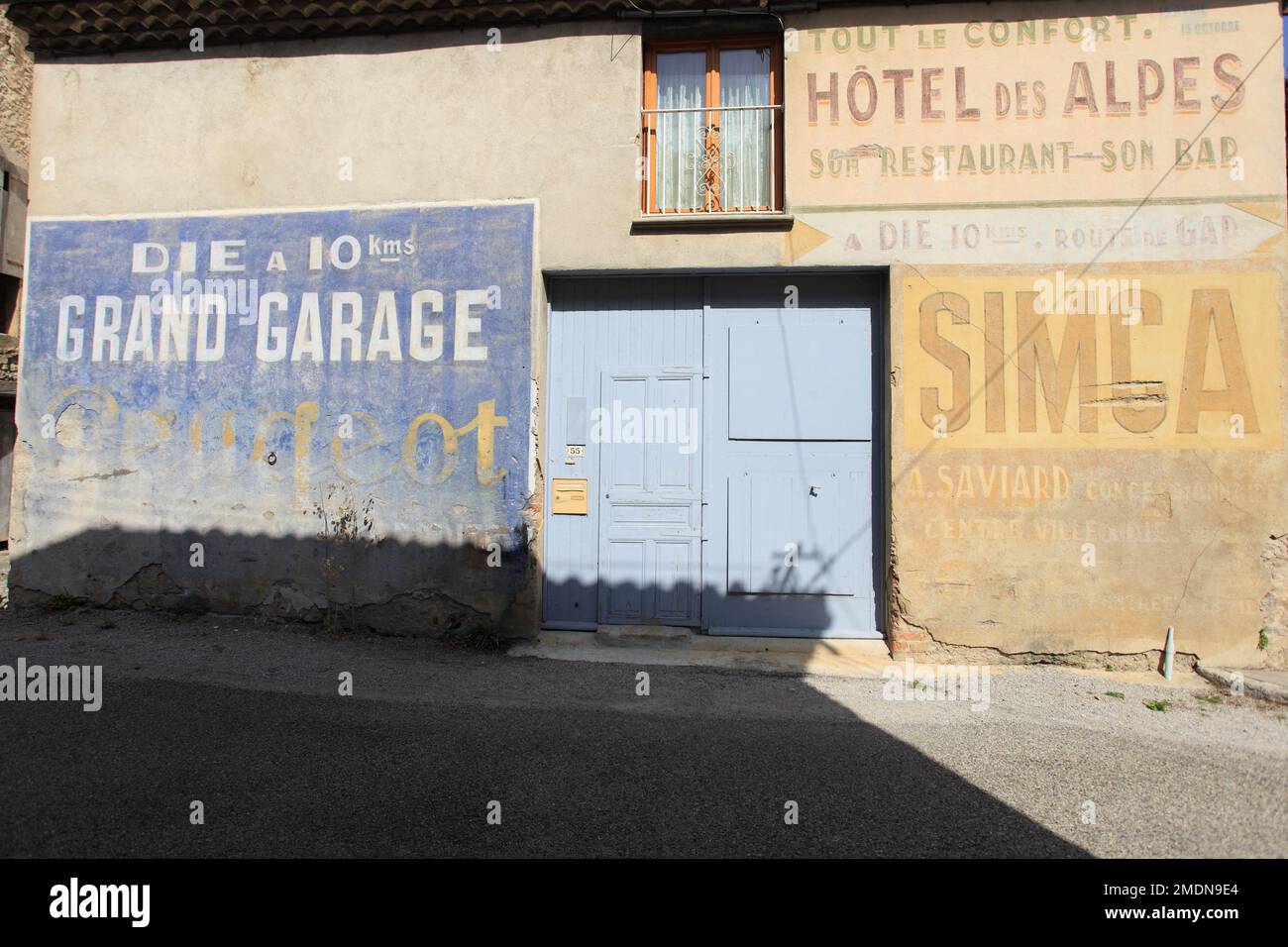 Vecchia pubblicità dipinta su un muro Pontaix, Drome; Rodano Alpi, 26, Francia Foto Stock